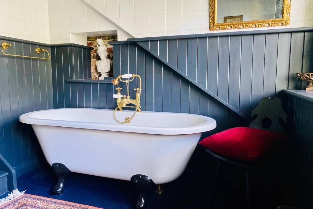 17Th Century Boutique Getaway In The Countryside Appartement Martin Mill Buitenkant foto
